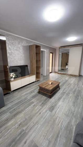 Apartament cu 3 camere semidecomandat, mobilat în Central