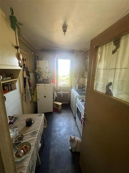 Apartament cu 3 camere semidecomandat în Podu Roș