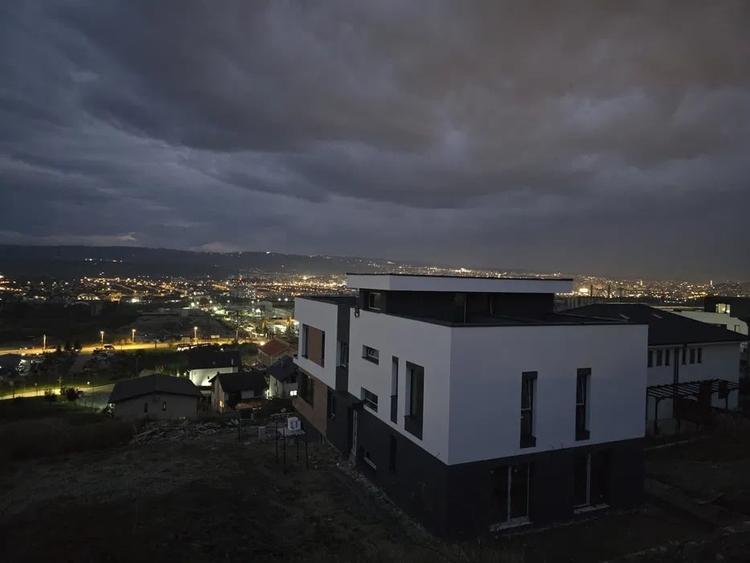 Duplex cu 5 camere cu Canalizare în Iris