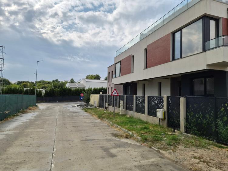 Duplex cu 3 camere cu Canalizare în Sud