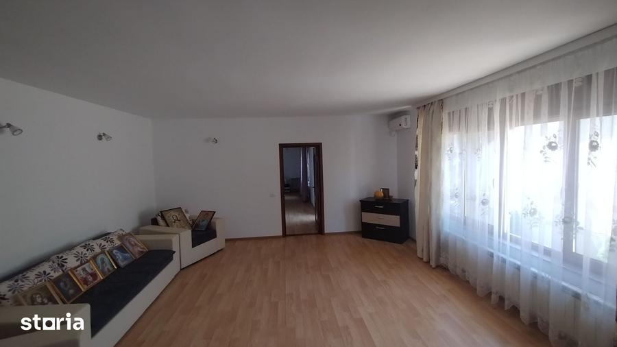 Casă cu 5 camere cu Teren 270 Mp în Adamclisi