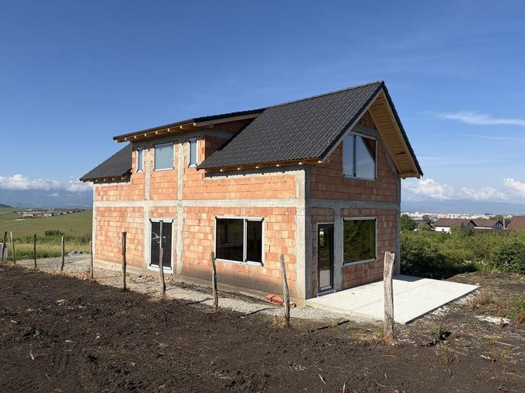 Casă cu 4 camere în Daia