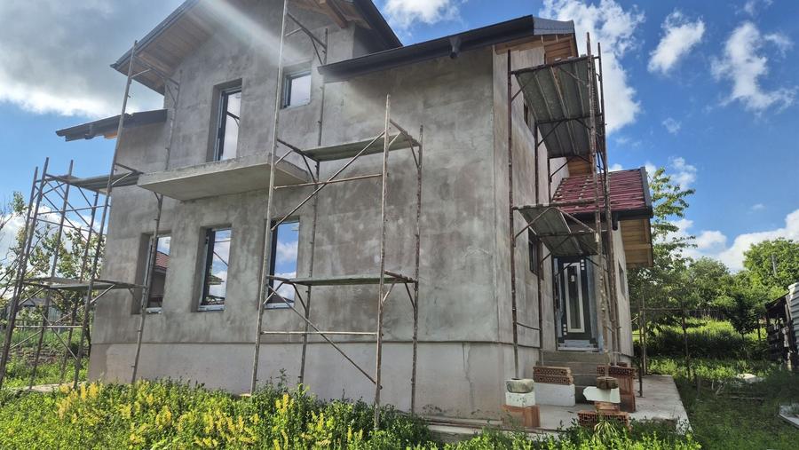 Casă cu 4 camere în Valea Adâncă