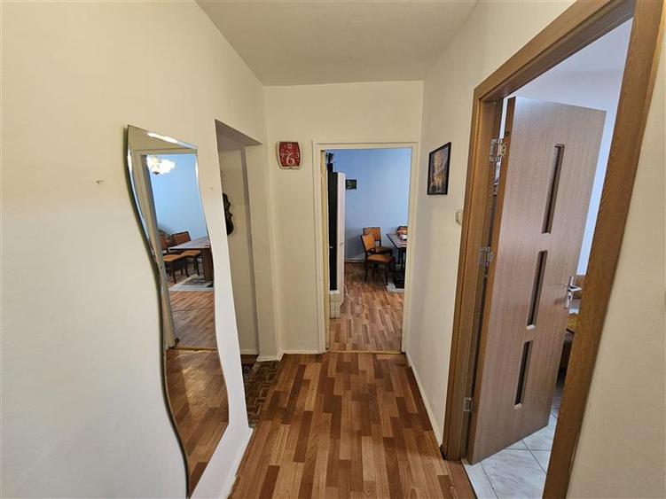 Apartament cu 3 camere decomandat în Micro IV