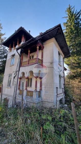 Casă individuală cu 10 camere cu Teren 996 Mp în Predeal