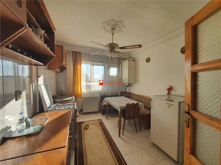 Apartament cu 4 camere decomandat în Central