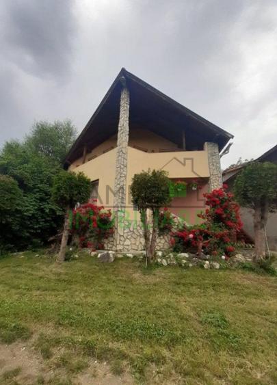 Casă cu 5 camere cu Teren 1000 Mp în Bran