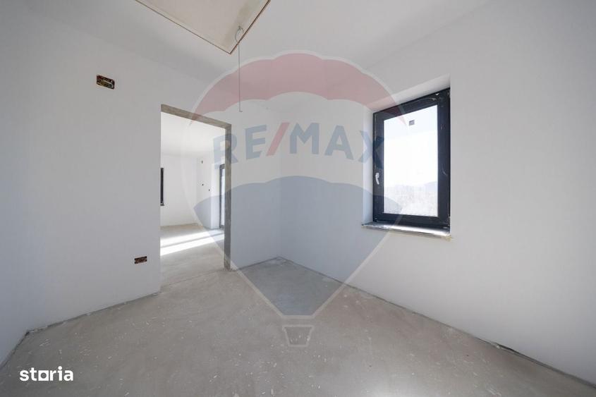 Casă cu 4 camere cu Teren 491 Mp în Noua