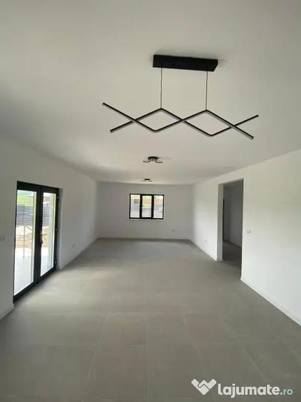 Casă cu 4 camere în Exterior Vest