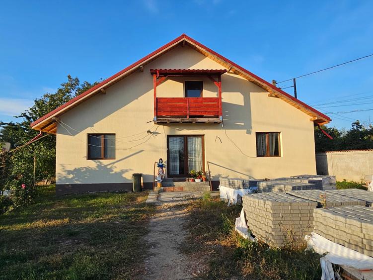 Casă cu 4 camere cu Teren 850 Mp în Bolotești