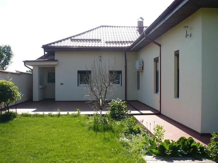 Casă individuală cu 5 camere cu Teren 7241 Mp în Central