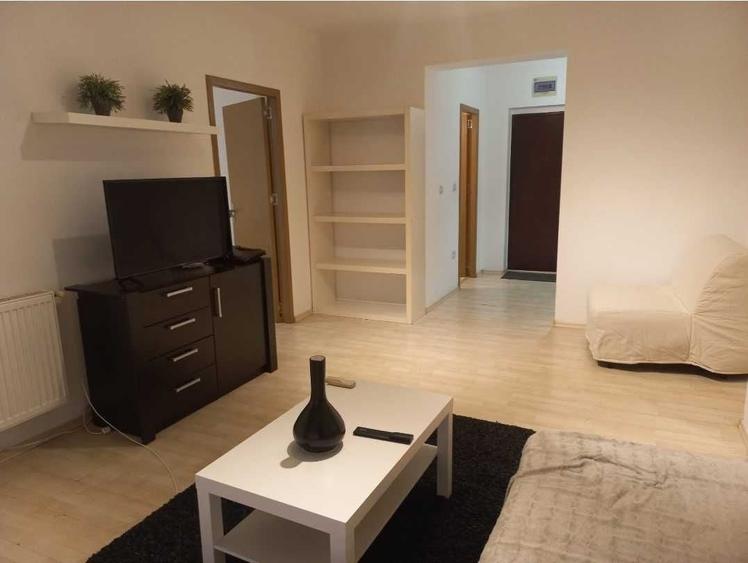 Apartament cu 2 camere semidecomandat în Craiovei