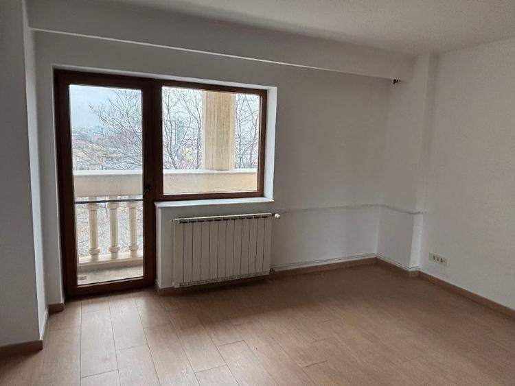 Apartament cu 3 camere decomandat în Libertății