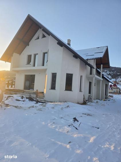 Casă cu 5 camere cu Teren 1300 Mp în Brodina