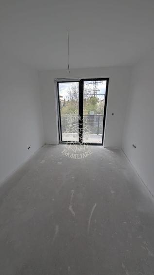 Apartament cu 3 camere semidecomandat în Calea Moldovei