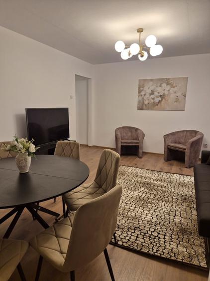 Apartament cu 3 camere semidecomandat în Central