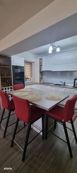Apartament cu 4 camere decomandat în Central