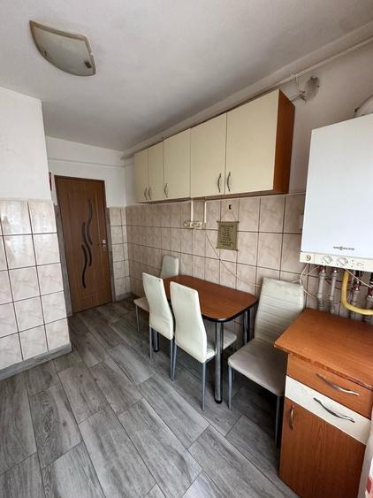 Apartament cu 3 camere decomandat în Fetești-Gară