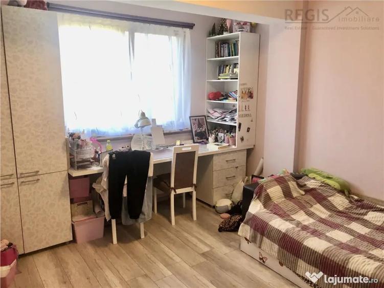 Apartament cu 3 camere decomandat în Tractorul