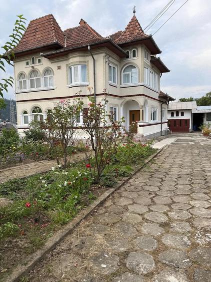 Casă cu 7 camere cu Teren 2000 Mp în Central