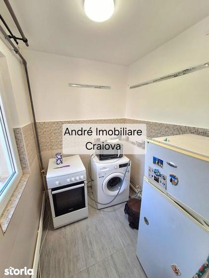Apartament cu 3 camere semidecomandat în Calea București