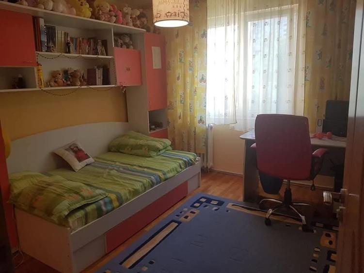 Apartament cu 3 camere decomandat în Teiul Doamnei