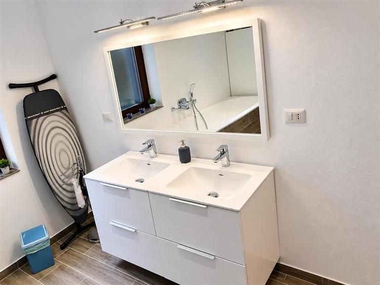 Casă individuală cu 4 camere cu Canalizare în Periferie