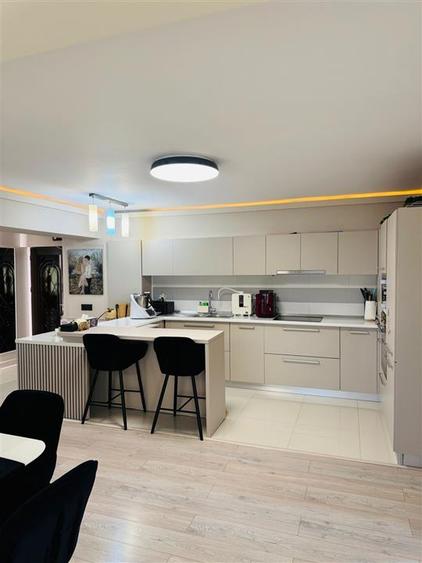 Apartament cu 3 camere decomandat, mobilat în Central