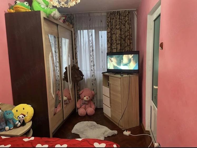 Apartament cu 3 camere semidecomandat în 9 Mai