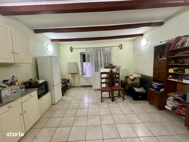 Casă cu 4 camere în Central