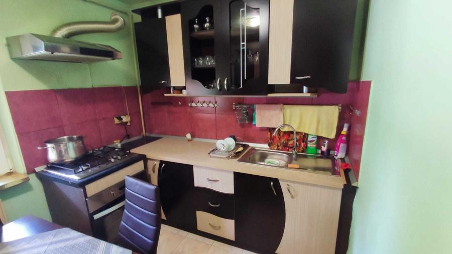 Inchiriez apartament 2 camere decomandate zona OMW/stadion Cetate - 2