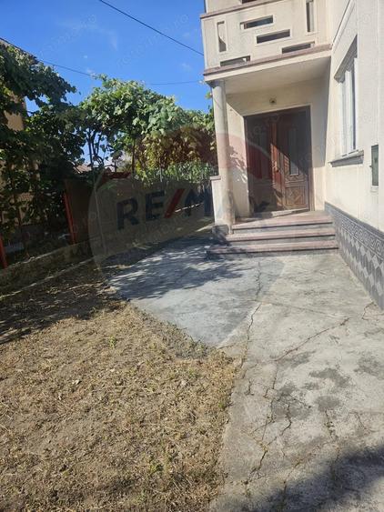 Casă cu 6 camere cu Teren 250 Mp în Central