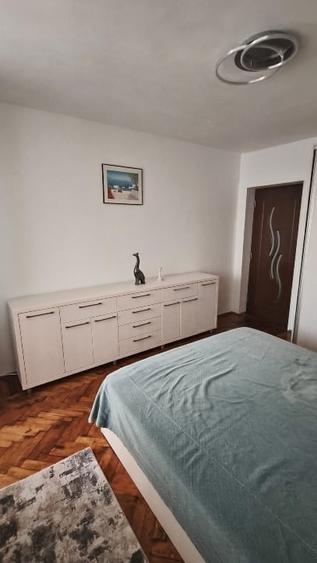 Apartament cu 3 camere decomandat, mobilat în Central