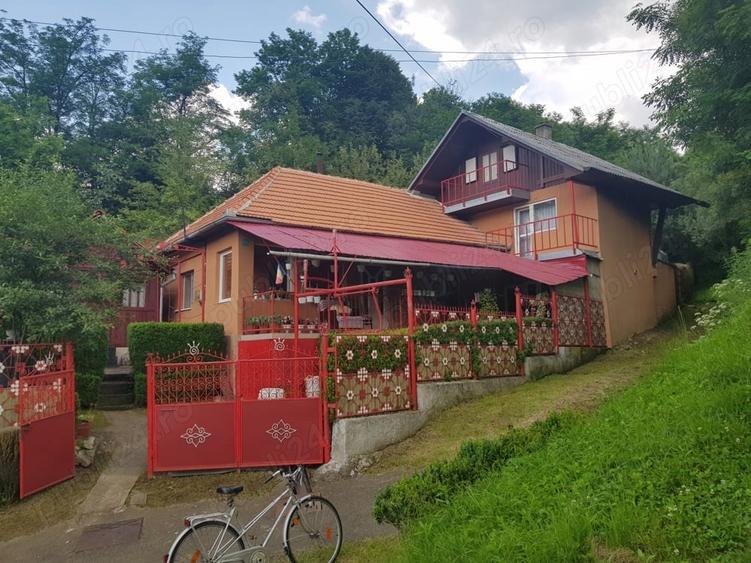 Casă cu 5 camere cu Teren 643 Mp în Poieni