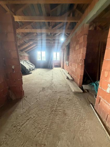 Casă individuală cu 9 camere cu Teren 600 Mp în Central