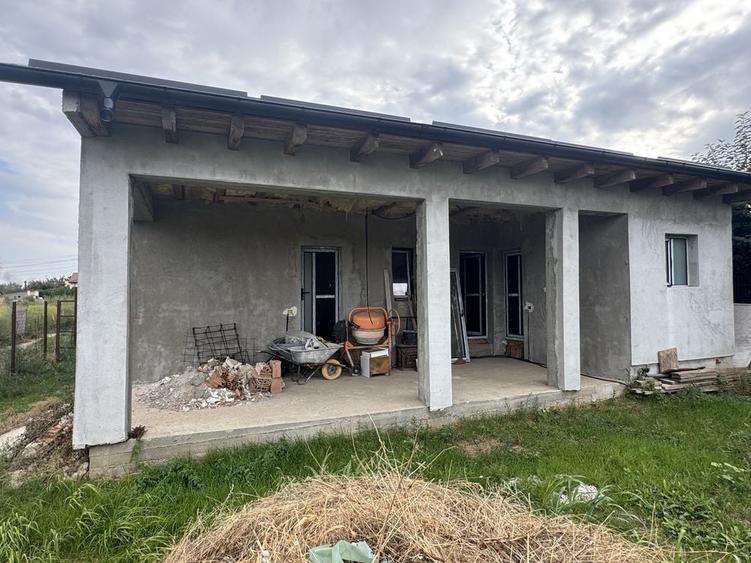 Casă cu 4 camere în Costi