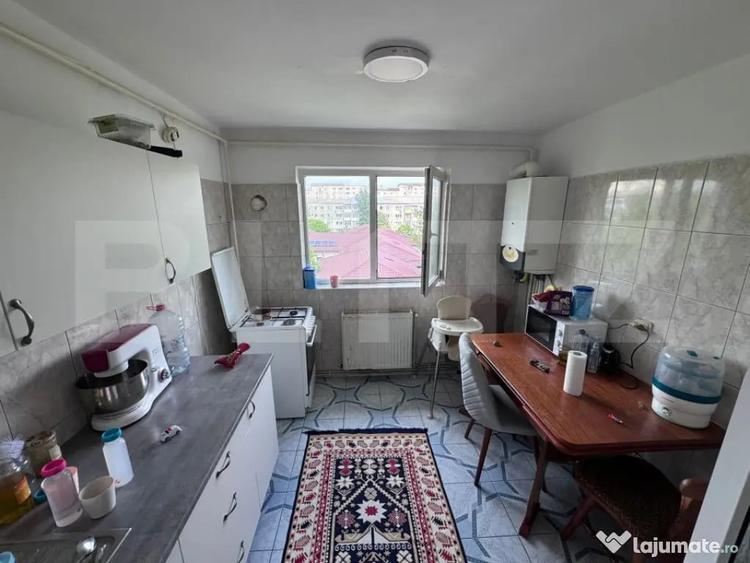 Apartament cu 2 camere semidecomandat, mobilat în Micro 11