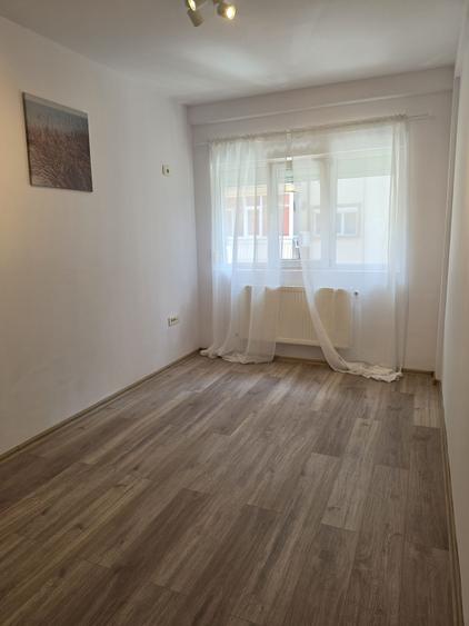 Apartament cu 2 camere decomandat în Roșu