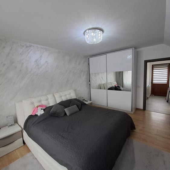 Casă cu 4 camere cu Garaj în Sud