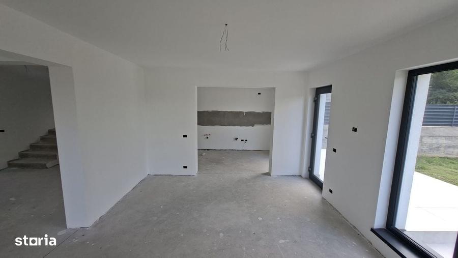 Casă cu 4 camere în Central