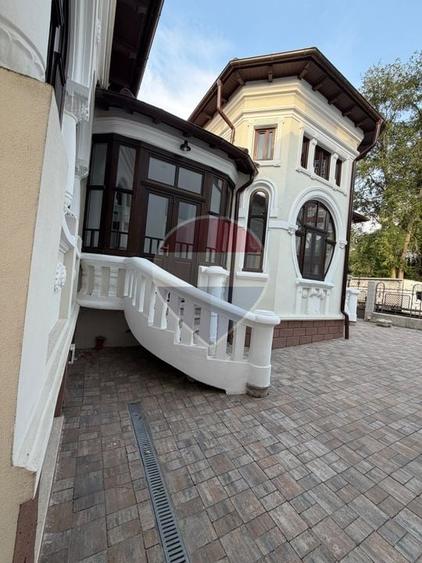 Casă individuală cu 6 camere cu Teren 1000 Mp în Central