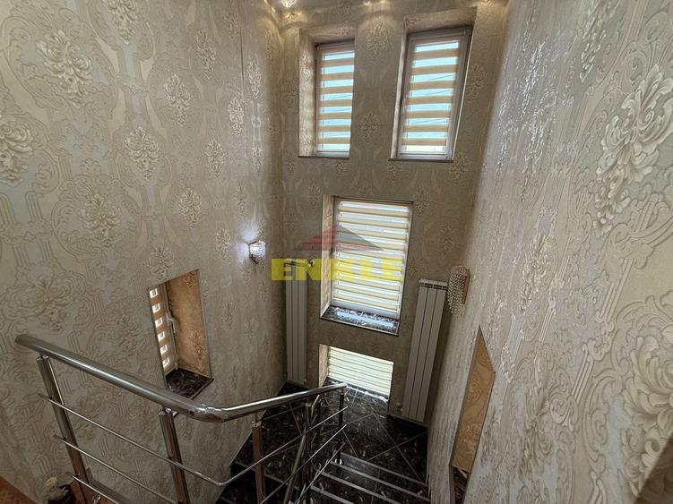 Casă individuală cu 8 camere cu Teren 150 Mp în Central