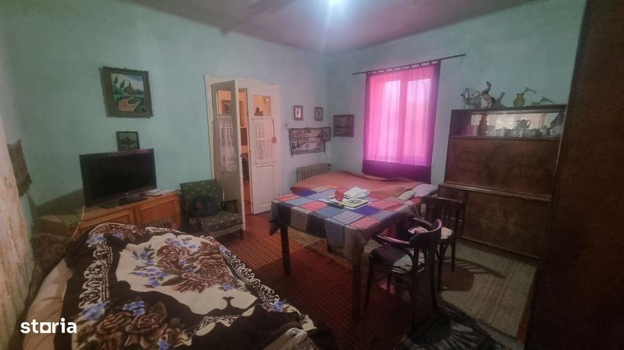 Casă cu 4 camere cu Teren 7928 Mp în Central