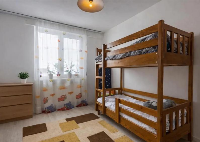 Apartament cu 2 camere decomandat, mobilat în Central