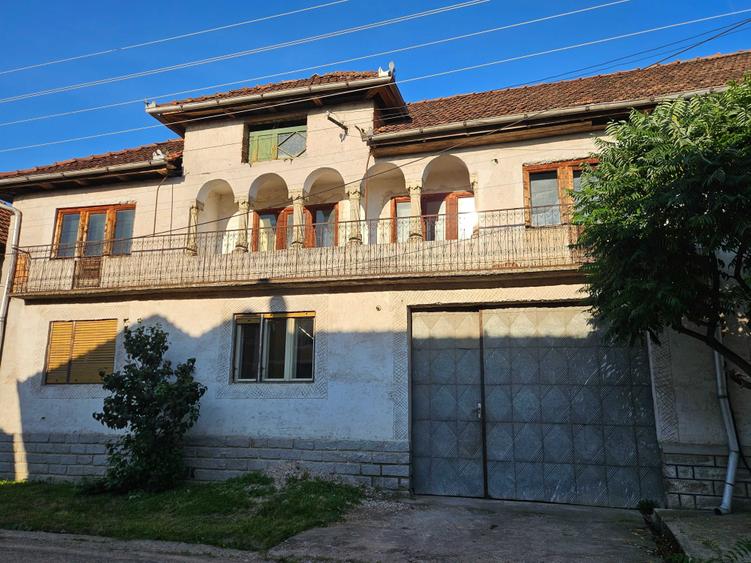 Casă cu 4 camere decomandat în Buntești