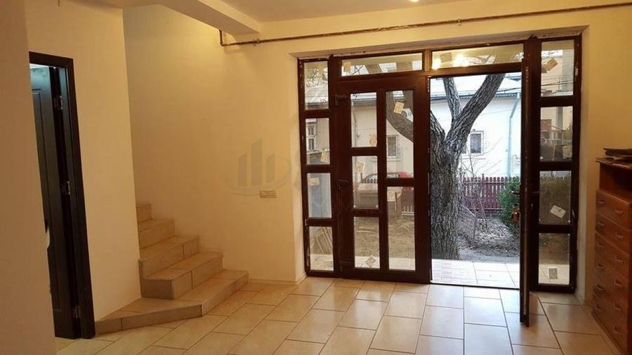 Casă individuală cu 5 camere cu Canalizare în Banu Manta