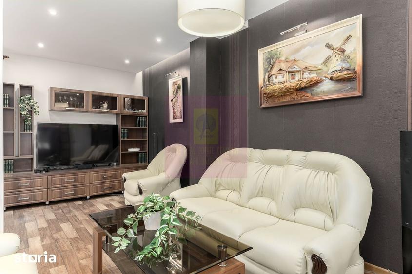Casă cu 8 camere cu Teren 510 Mp în Tei