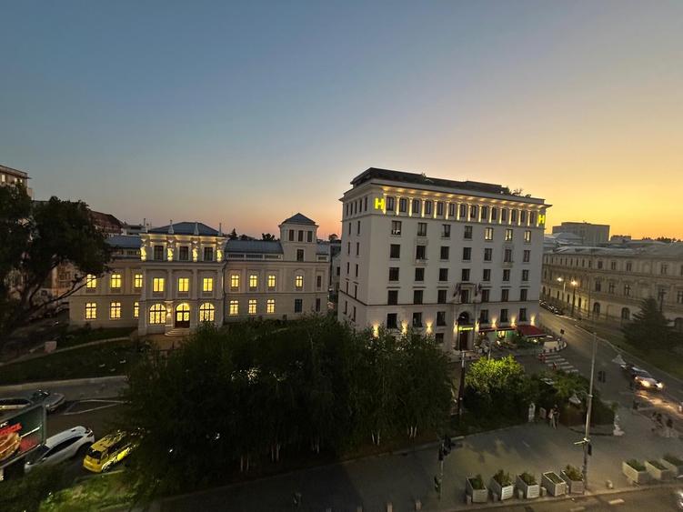 Apartament cu 3 camere semidecomandat, mobilat în Calea Victoriei