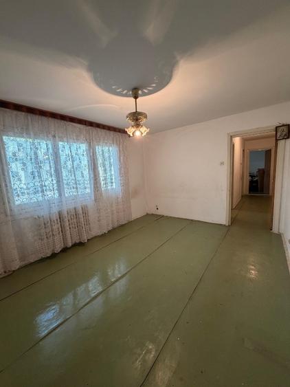 Apartament cu 3 camere semidecomandat în Gorjului