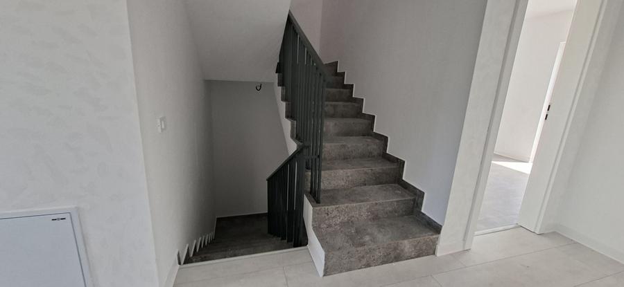 Casă individuală cu 5 camere cu Canalizare în Aradului